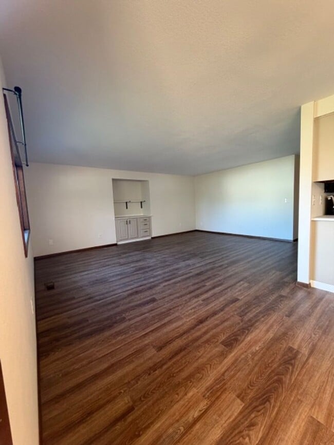 Building Photo - MIN912