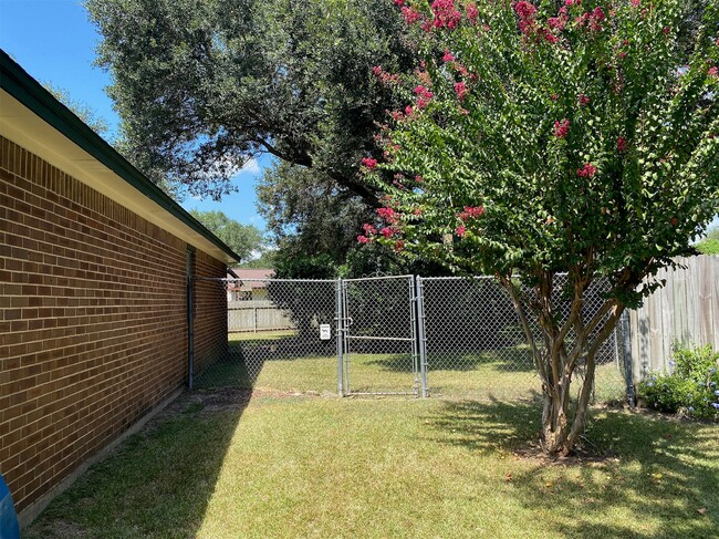 Building Photo - 2733 Davis Ave