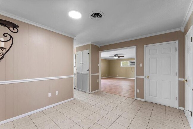 Building Photo - 807 Temple Dr