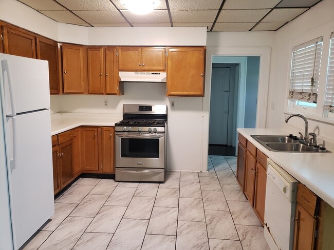 Building Photo - 964 N Lewis Ave