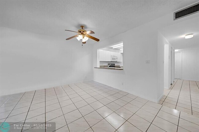 Building Photo - 2031 Coral Ridge Dr