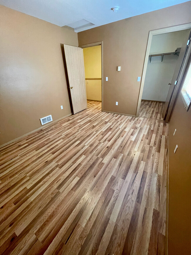 Bedroom 2 with walkin closet - 290 NW Clay Ct