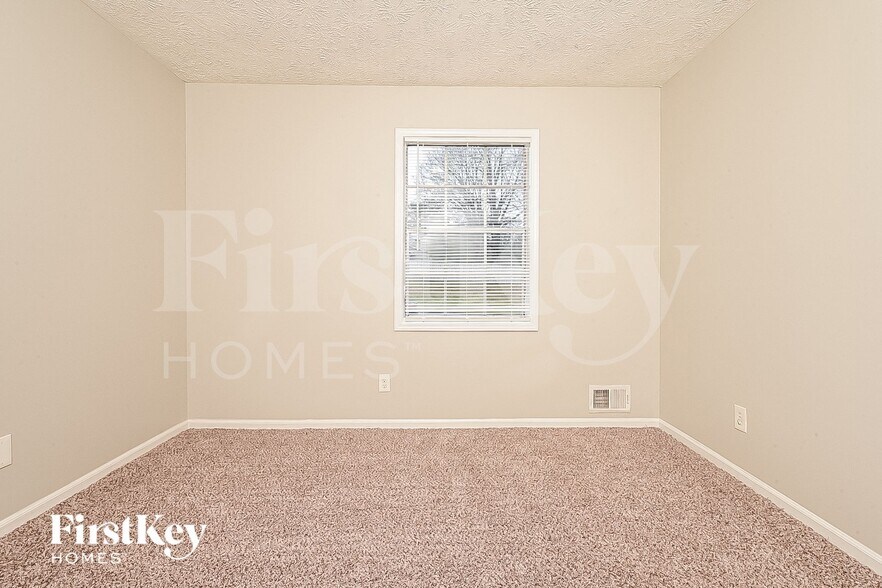 Building Photo - 3327 Creekwood Dr