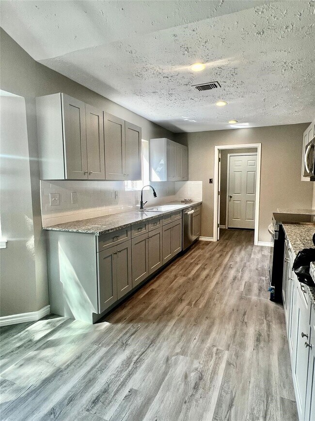 Building Photo - 2410 Rolling Glen Dr