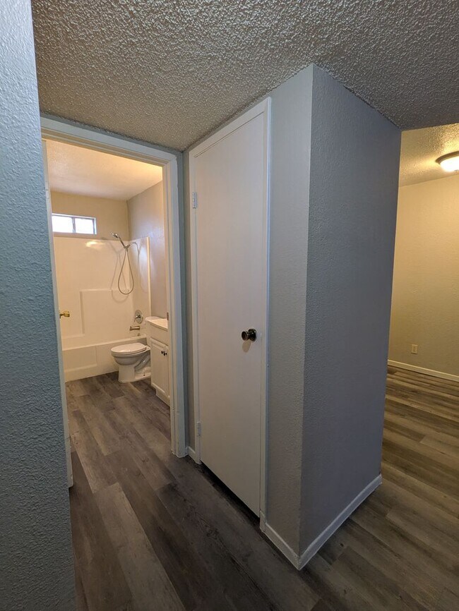 Building Photo - REMODELED 2 BEDROOM FOURPLEX UNIT