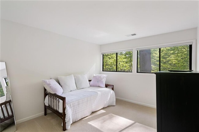 Building Photo - 675 Mountain Dr NE