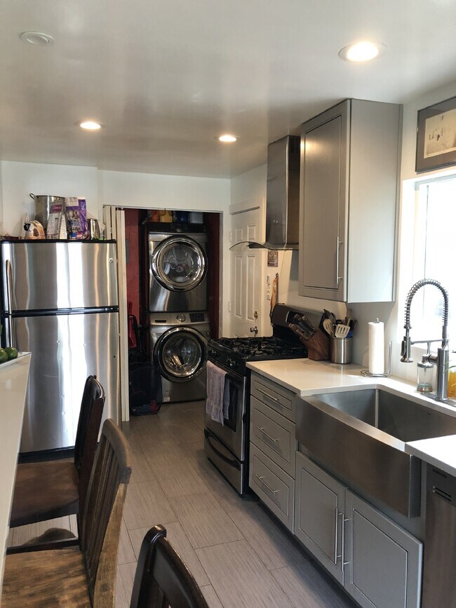 Building Photo - MOVE IN SPECIAL: Move in before November 2...