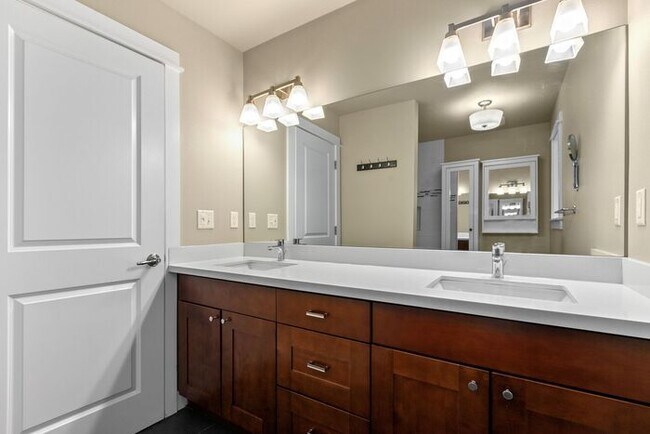 Building Photo - Gorgeous AIR CONDITIONED West Seattle Char...