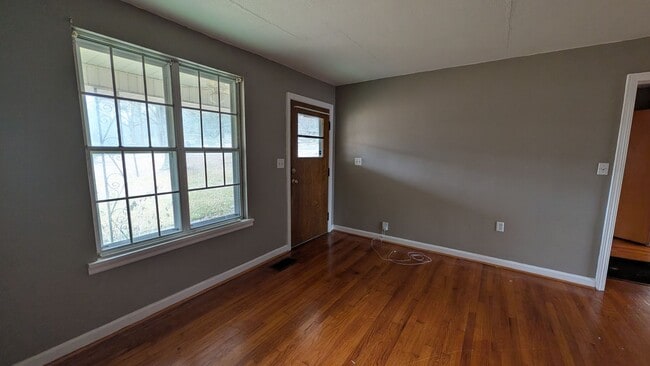 Building Photo - Cute 2BR House with Large Kitchen, Lots of Natural Light