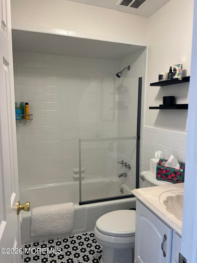 Building Photo - 25 Meadow Ave