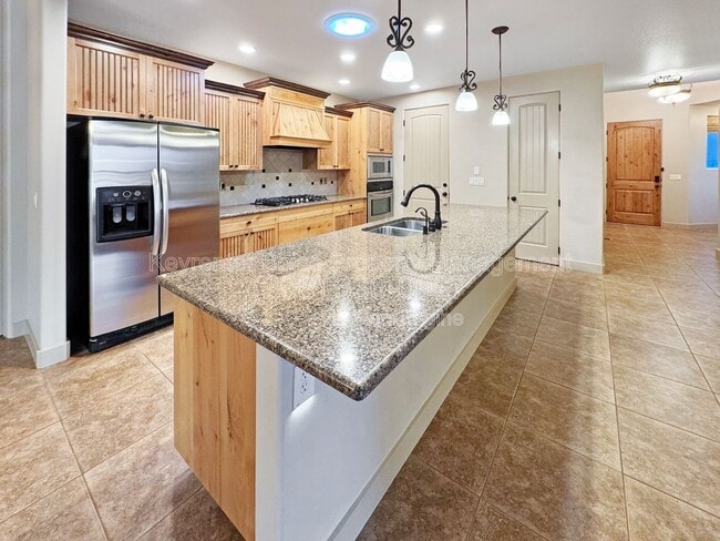 Building Photo - 3349 N Justin Ave