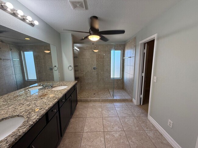 Building Photo - New Braunfels Gem!