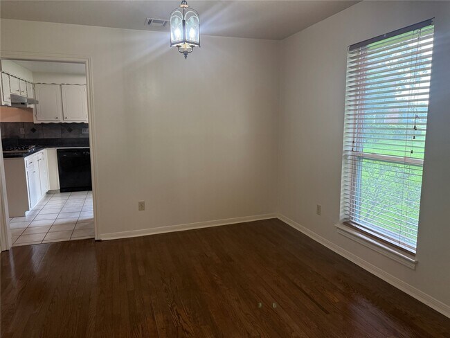 Building Photo - 3232 Parkwood Dr