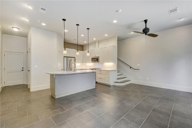 Building Photo - 206 E Live Oak St