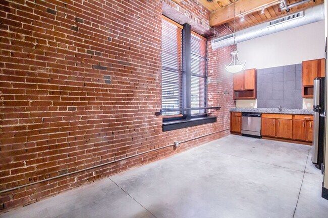 Building Photo - Gorgeous Loft