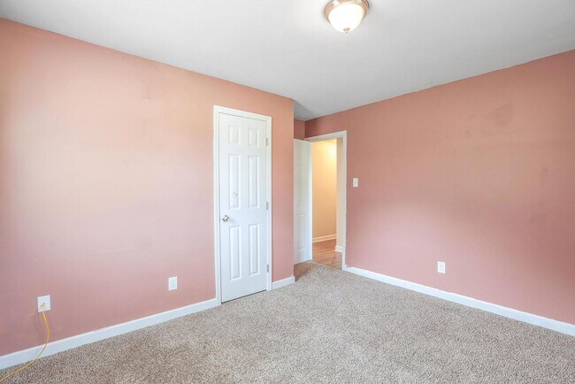 Building Photo - Home Close to Amenities