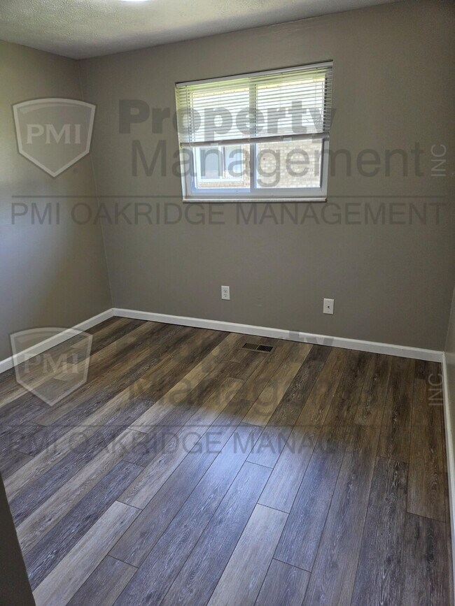Building Photo - 3 Bedroom Single Level Duplex with Garage