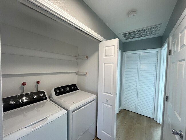 Building Photo - Beautifully Renovated Upstairs unit w/View...