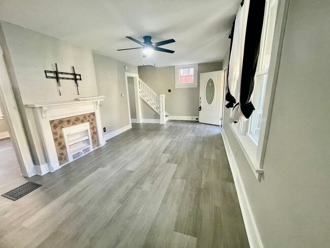 Building Photo - 3 Bedroom 1.5 Bath in Dormont! Off Street ...