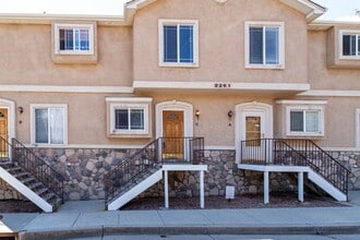 Building Photo - Bright and Airy 2-Bedroom Condo in Charmin...