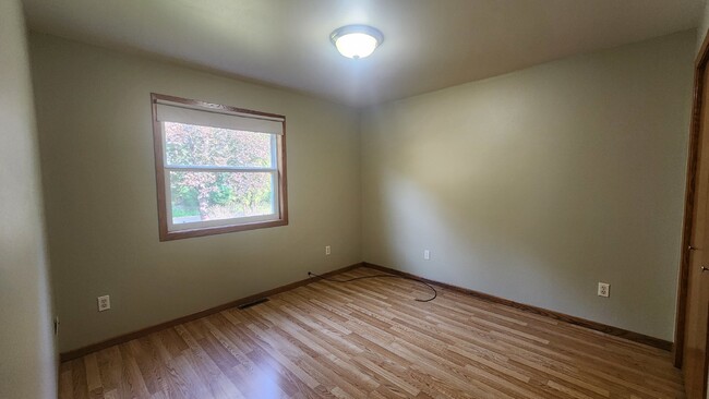 Building Photo - 2 Bed, 1 Bath Home with 2 Car Garage, Secl...