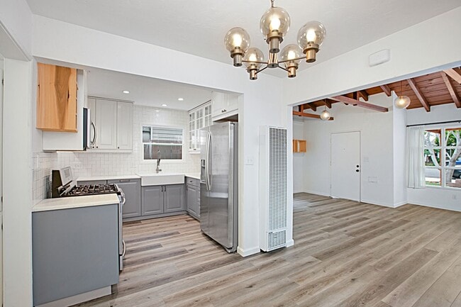 Building Photo - Upgraded 2br Coronado House, Bonus Room, Yard & Garage!