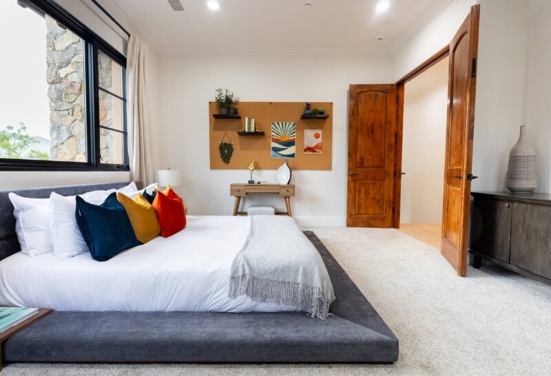 Building Photo - 18000 Sunset Point