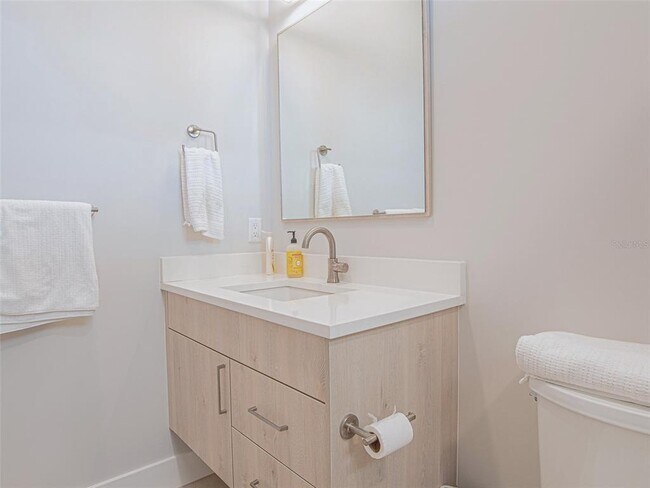 Building Photo - 370 6th St S