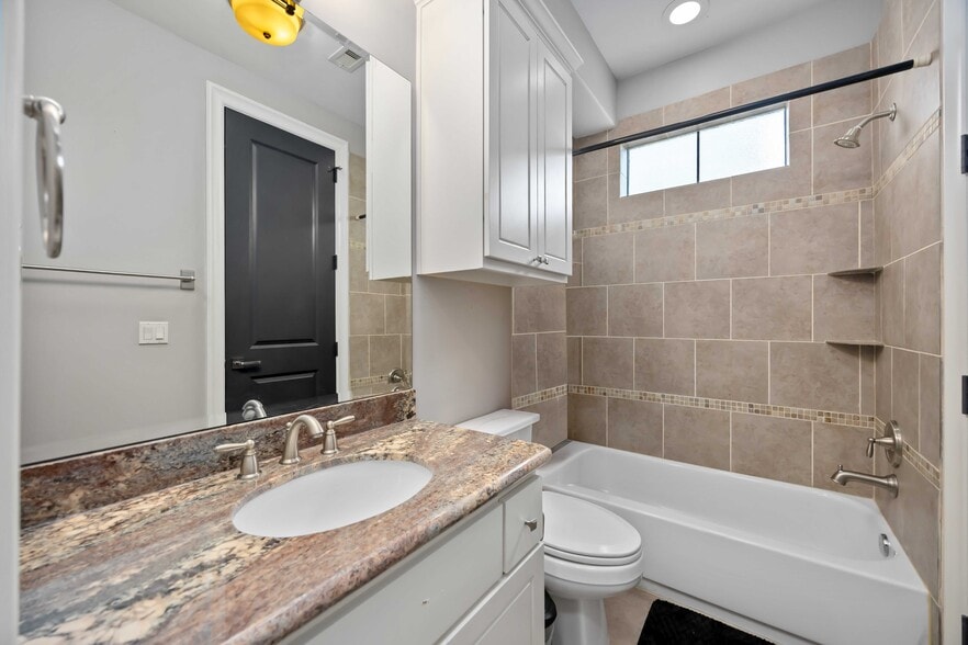 1st floor bathroom - 328 Bomar St