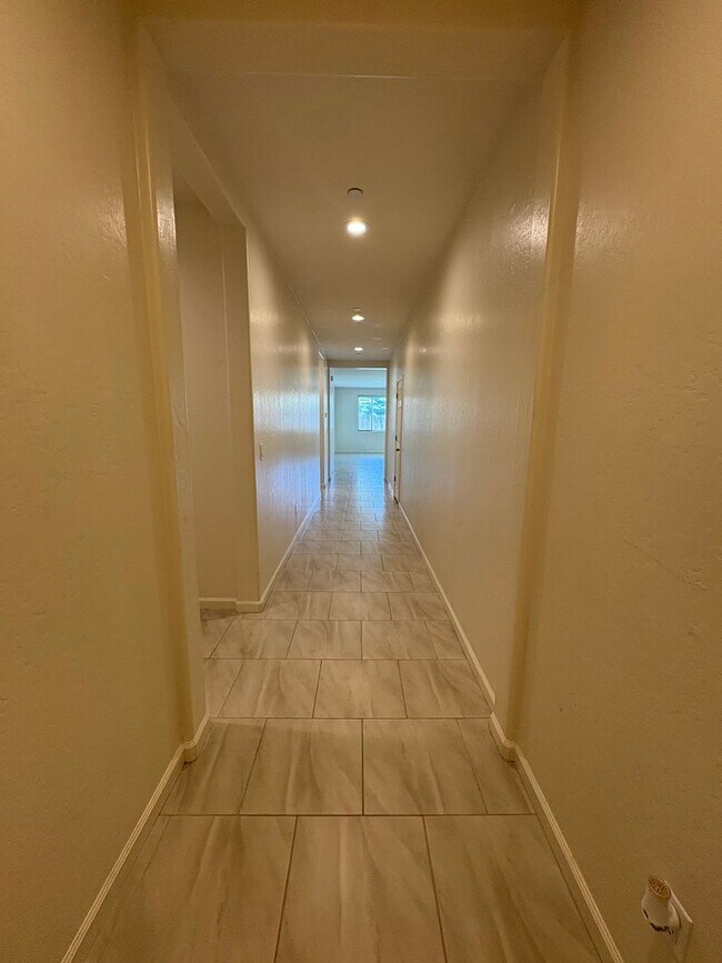 Building Photo - Comfortable NW Visalia Home Rent Ready!