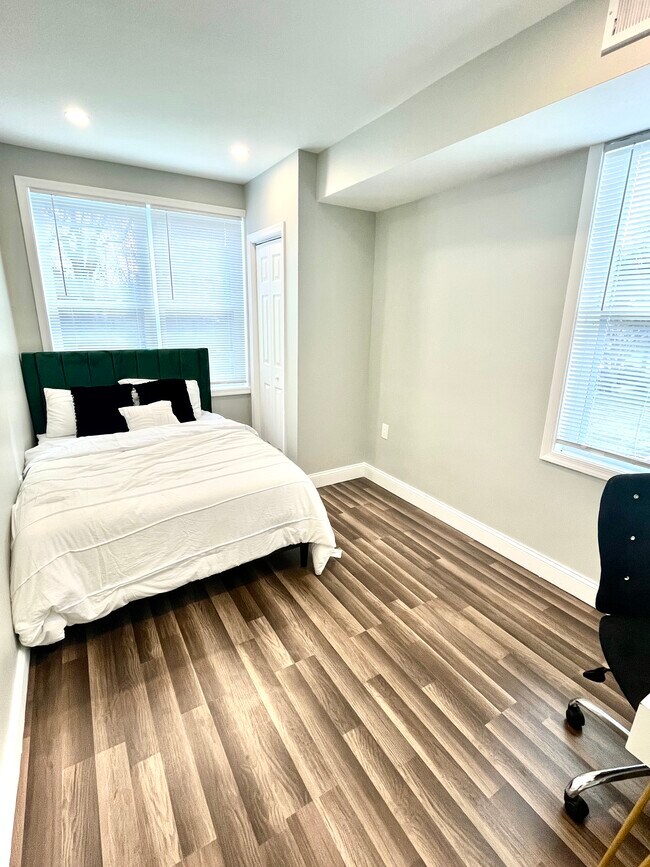 Building Photo - 4206 Eads St NE