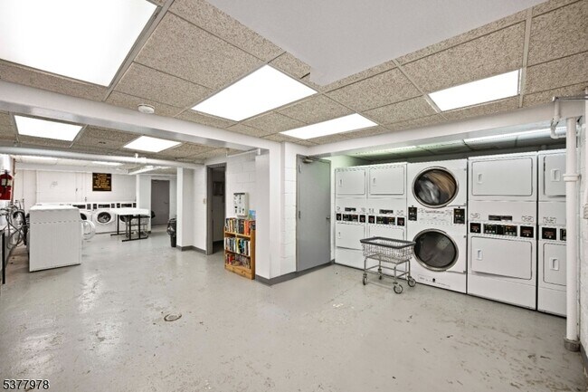Building Photo - 462 River Rd