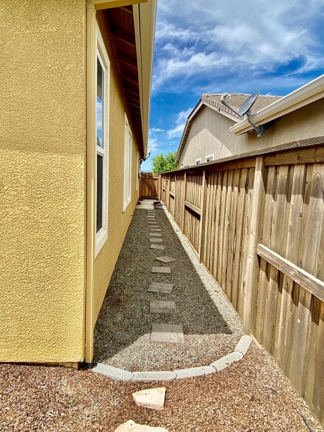 Building Photo - ALMOST NEW, UNIQUE 4 BEDROOM, 3 BATH, 2 CA...