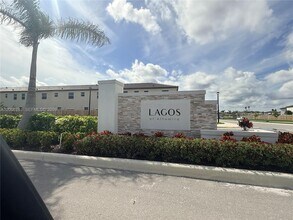 Building Photo - 2746 SE 24th Terrace