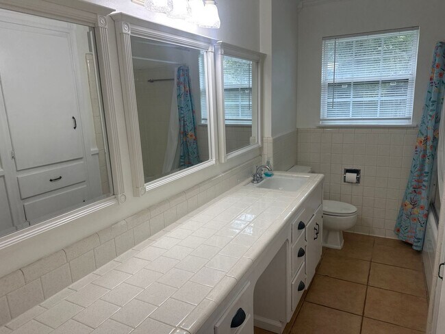 Building Photo - 2213 Suanne Dr