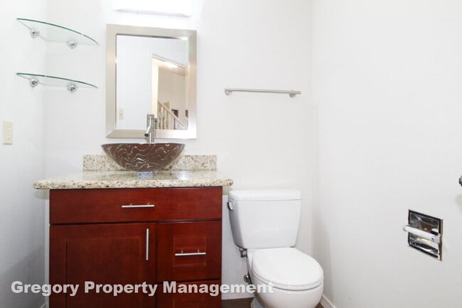 Building Photo - 2000 Village Green Dr