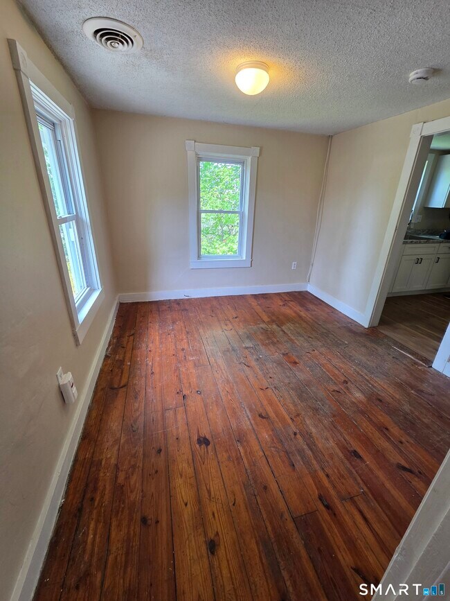 Building Photo - 22 Lakeview St