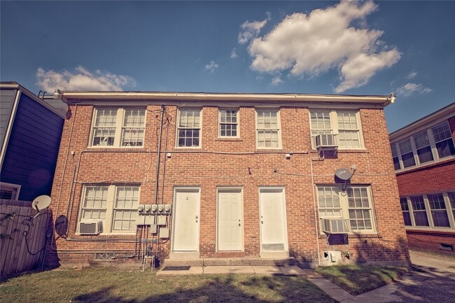 Building Photo - 1818 Calumet St