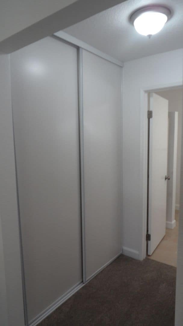 Building Photo - End-Unit 3BR 2.5BA Townhome w/ 2 Car Attached Garage