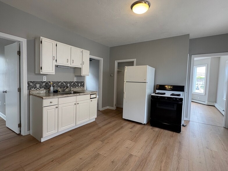 Kitchen with room for large dining table - 658 Central Ave