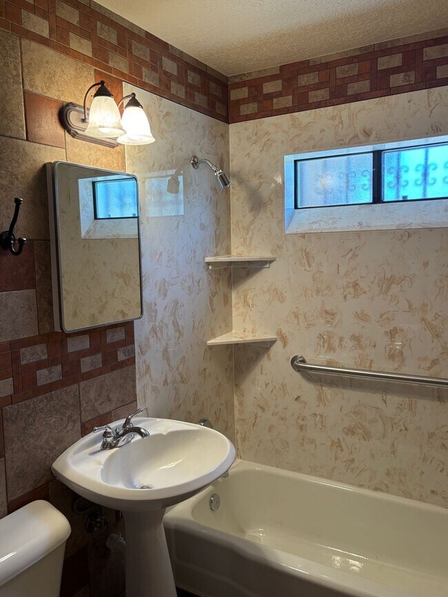 Building Photo - NEWLY REMODELED 1 BED 1 BATH