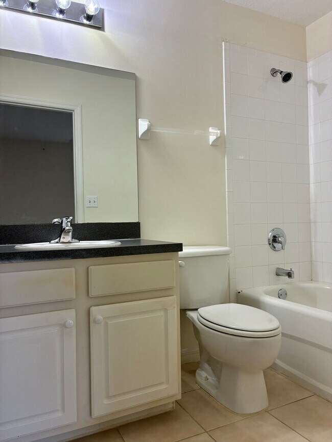 Building Photo - Peaceful Paradise in Fort Myers – Move-In Ready
