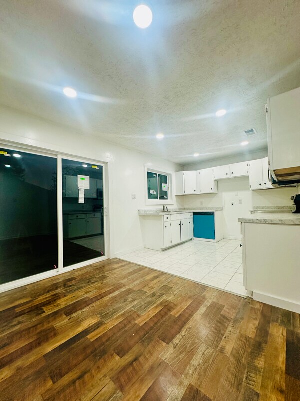 Building Photo - 2098 Pinecroft Cir