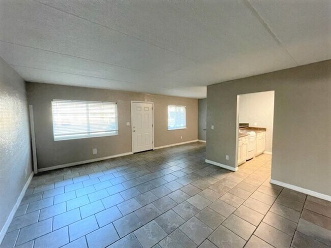 Building Photo - 2 Bedroom 1 Bath condo includes water for $1000