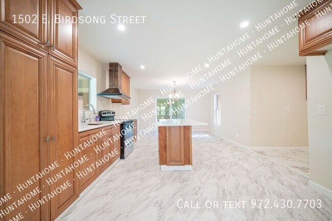 Building Photo - 1502 E Birdsong St