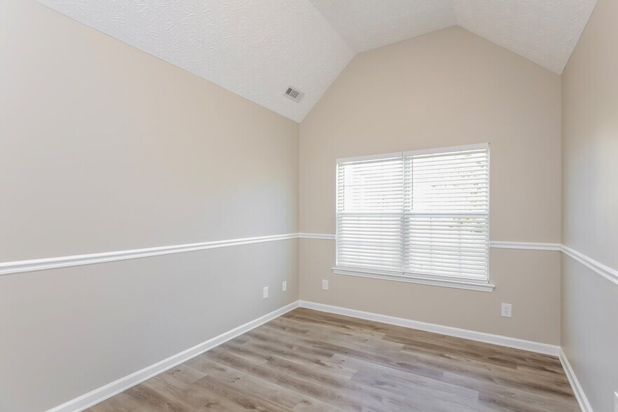 Building Photo - 557 Michael Cir