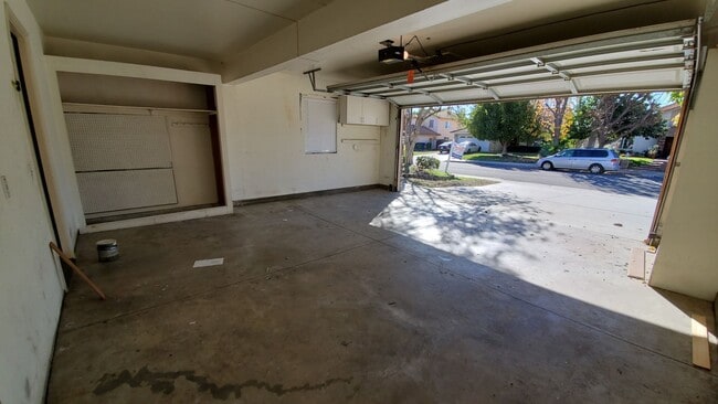 Building Photo - ( ( ( BEAUTIFUL 4 BEDROOM 3 BATH HOUSE!!! ...