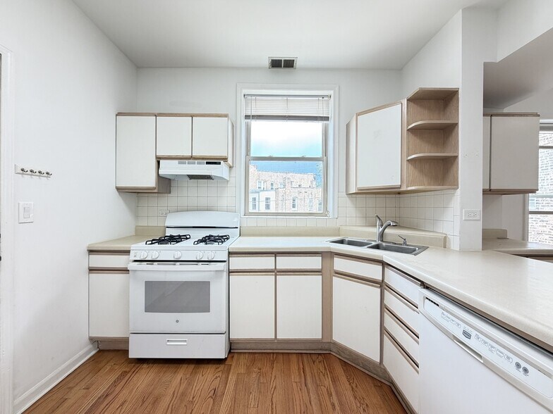 Building Photo - 5817 N Ridge Ave