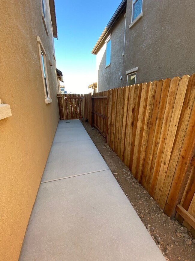 Building Photo - Beautiful 3 Bedroom Enclave at Folsom Ranch Home!