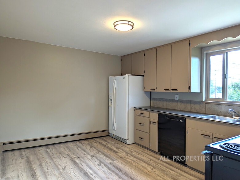 Kitchen - 1005 Newton St